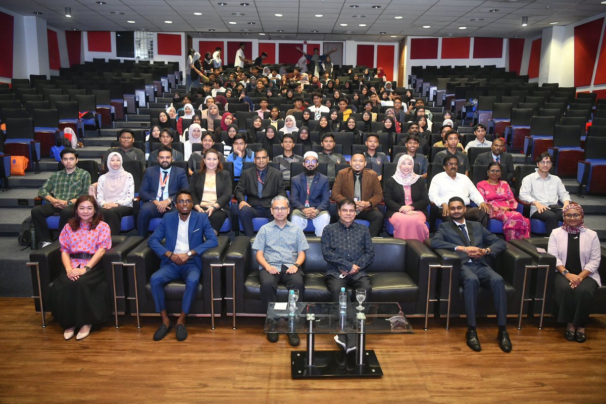 YB Datuk Fahmi Fadzil  merasmikan Seminar Kecemerlangan SPM Anak Pantai 2025, memberi semangat &amp; panduan kepada pelajar SPM untuk terus cemerlang menuju kejayaan.