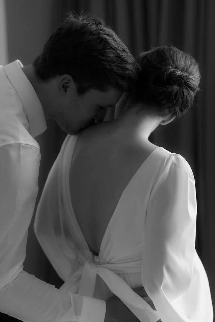 حبيبي ......
عطرك هذا الذي لا يفارقني...

يجعلني اعيش احضانك للابد

خيالك لا يفارقني...

وانفاسك تعيش معي

كل صور العشق انت

والهوى والغرام انت..