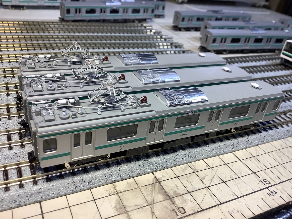 FunModel1's tweet image. E501が巷で賑やか🤔
オペで手が動かせないので過去作UPします🏥
TOMIX初代品ジャンク品のフル編レストア&ディテールアップです🤗
白色パーツは全部黄変💦
アンテナ引込線増設、M車屋根上色分け、白パーツや前面FRP塗り直し🛠️
#常磐線 #E501 #TOMIX