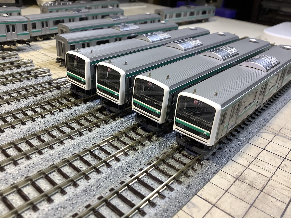 FunModel1's tweet image. E501が巷で賑やか🤔
オペで手が動かせないので過去作UPします🏥
TOMIX初代品ジャンク品のフル編レストア&ディテールアップです🤗
白色パーツは全部黄変💦
アンテナ引込線増設、M車屋根上色分け、白パーツや前面FRP塗り直し🛠️
#常磐線 #E501 #TOMIX