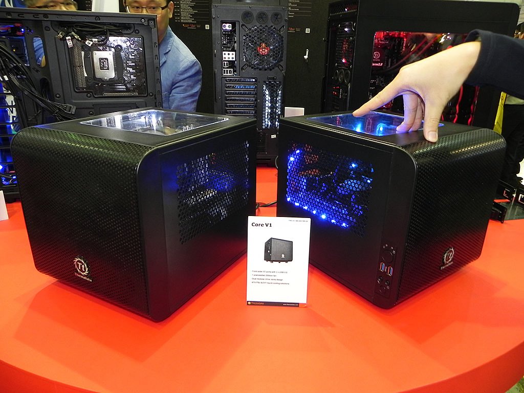 ThermaltakeJ's tweet image. ☄️Core V1☄️
水冷ラジエータにも対応する小型キューブ型PCケース
Mini-ITXのマザーボード対応し前面に200mmファンを1基搭載されています。
メッシュ加工を採用するシンプルなフロントデザインのこちらのケース・・・
使っていたという方いますか?
#Thermaltake 製品が気になったらいいね👇❤️