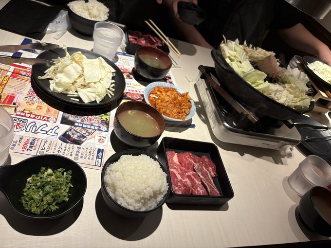 友人たちとお昼にジンギスカンを食べました。 