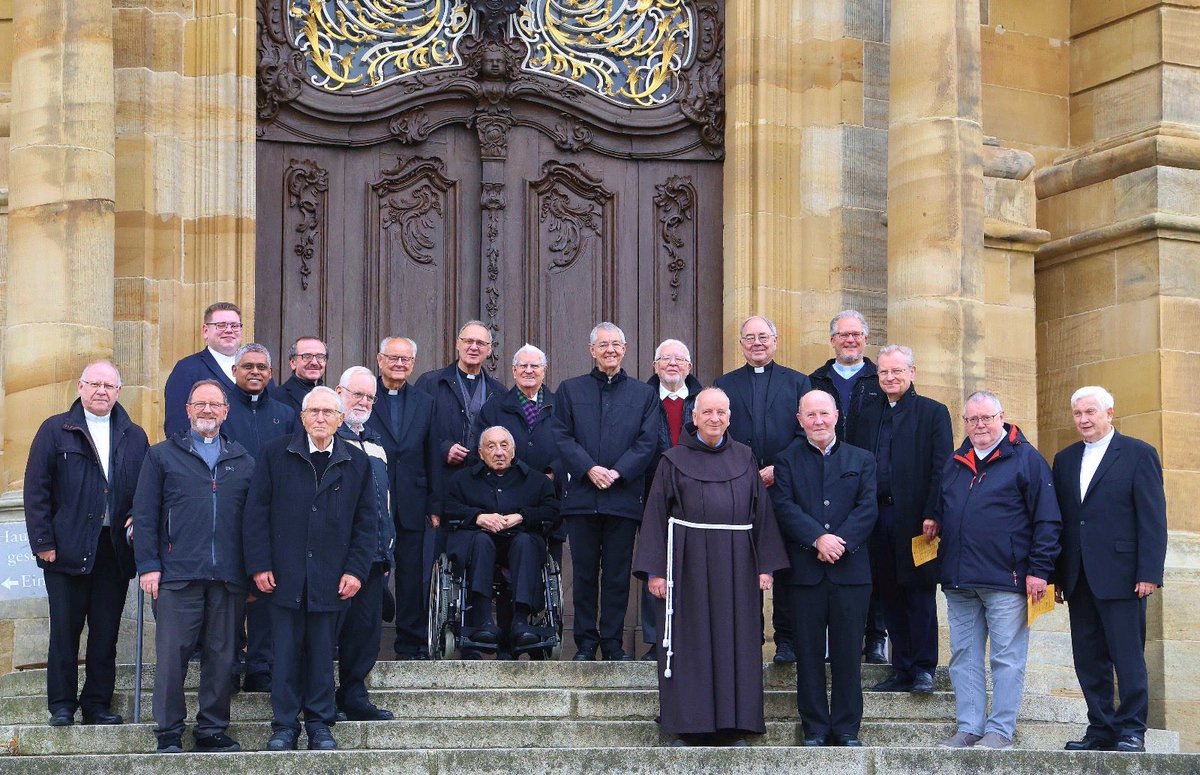 Priester verschiedenen Alters und Dienste treffen sich zur Eucharistiefeier, Gebet und Austausch über ihre Dienste und Erfahrungen.Sie wollen Diener des Glauben sein und die Freude an Gott vermitteln. Dazu ist ihre Gemeinschaft und das Zusammenwirken mit den Gläubigen wichtig“!