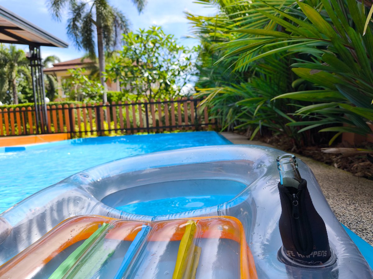 Phuket_Sammy's tweet image. I ran out of "light" beer. The mom 'n pop guy said, typical Saturday eh?

I replied, as I put a 12 pack on the counter, well, it ain't #DayDrinking unless one starts early.

He agreed. 😂