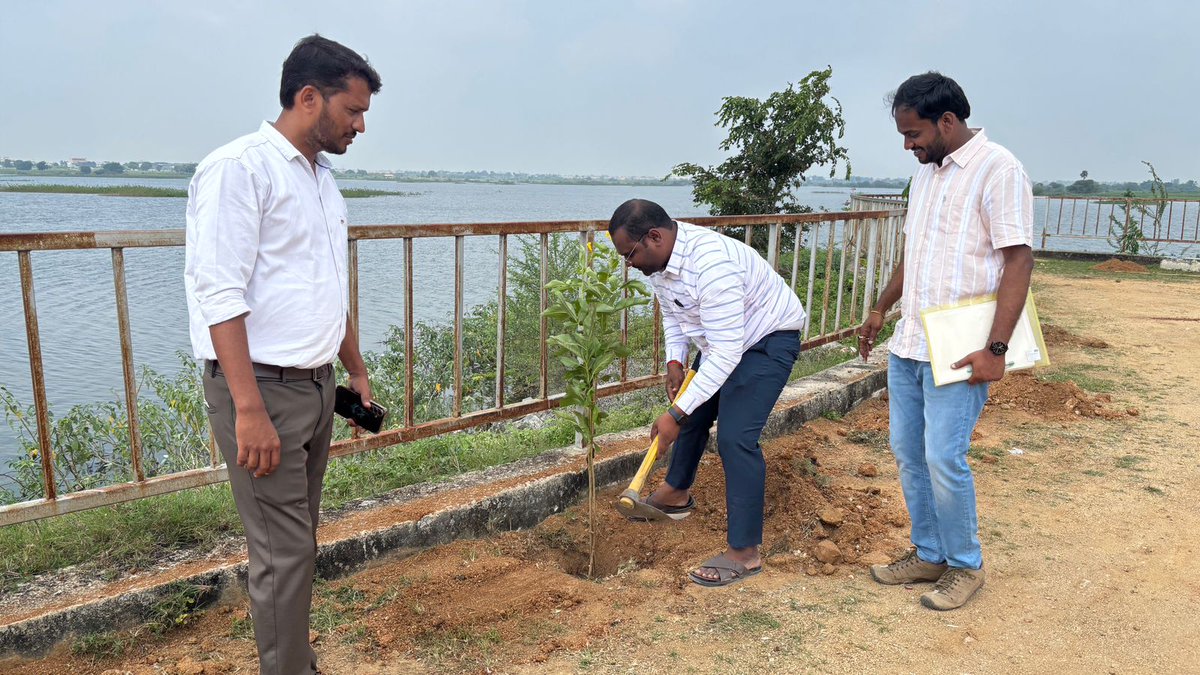 CommisionerMak1's tweet photo. Conducted Vanamahotsavam Program-2025 at Makthal Municipality 
@cdmatelangana 
@collector_nrpt https://t.co/JnMiWDGLhb