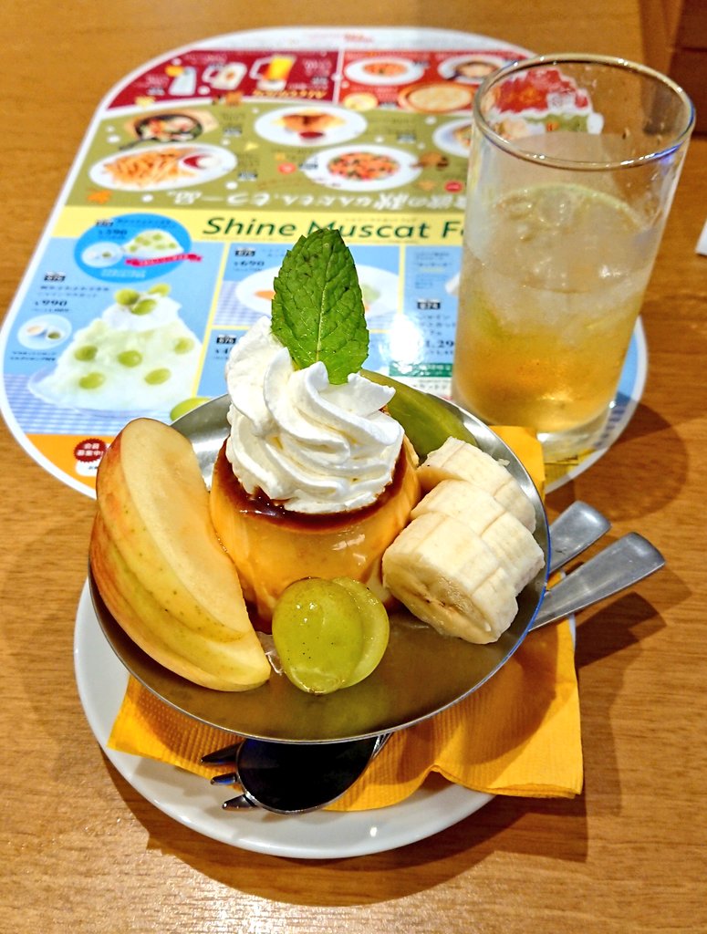 ちいかわコラボ中のココスにきたものの注文段階でコラボグッズ店舗在庫なしが判明し、特にコラボ関係ないプリンアラモードを虚無の心境で食べてたけど想像以上に美味しくてびっくりしたしあらゆるドリンクバーメニューを飲みまくる豪遊プレイできてるからこれはこれでヨシという気持ちになっている