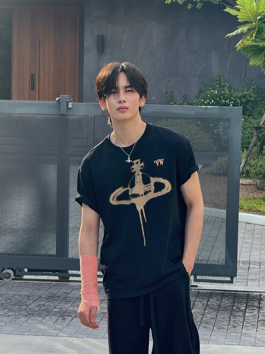 seoigmin's tweet photo. Black never felt so soft until it met the warmth of the day. https://t.co/Vr7eEnT9gs