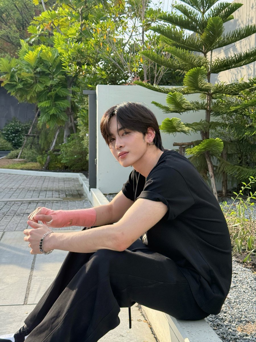 seoigmin's tweet photo. There’s a certain calm that comes with standing still, like the sun and I agreed to take a breath together. Maybe it’s the light, or maybe it’s just the way you’re looking at me from there. https://t.co/5xkucHOqyu