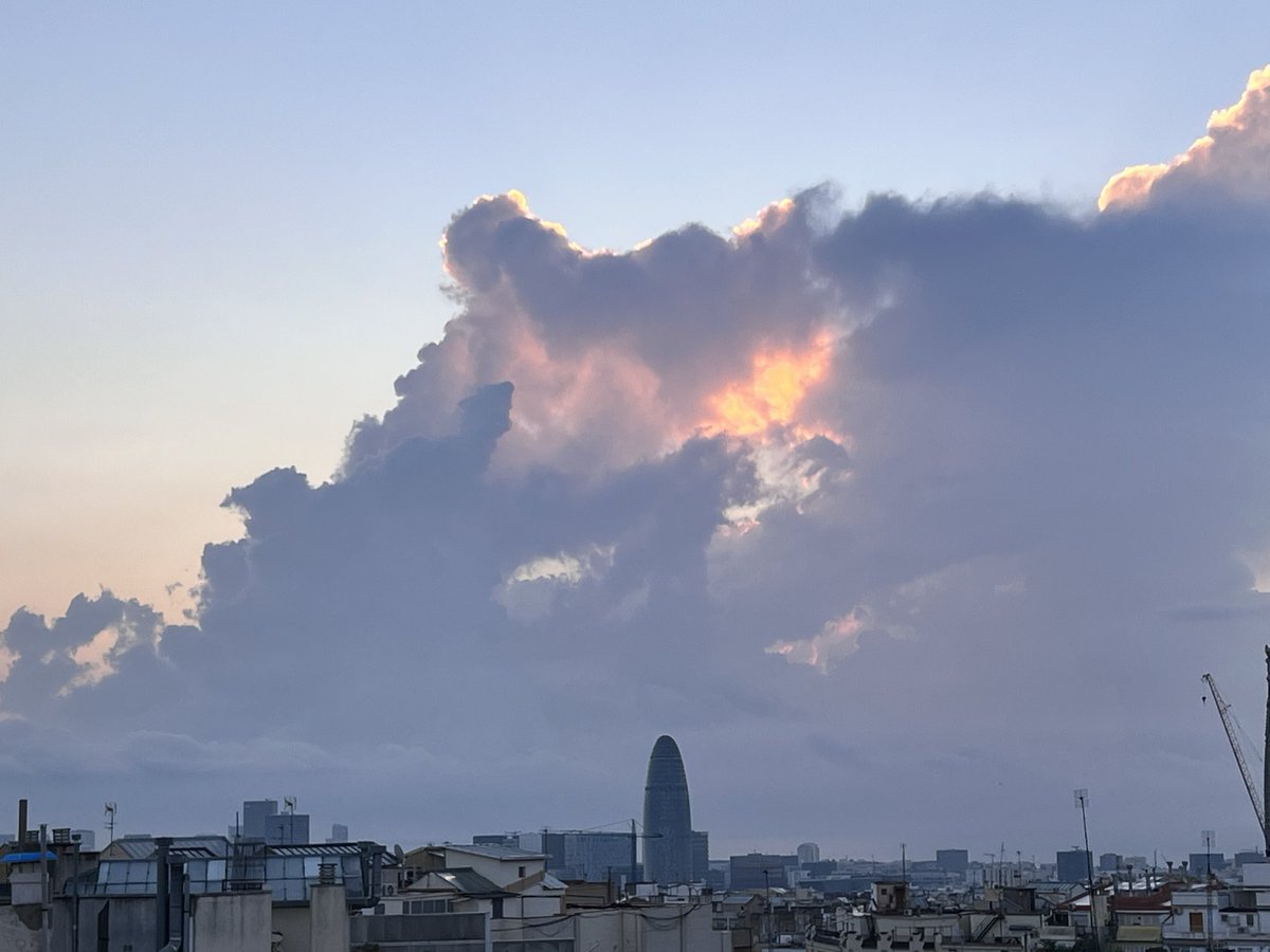 Sortida de sol a Barcelona <a href="/tempsdemeteo/">Temps de Méteo</a> <a href="/eltemps_rtve/">El Temps</a> <a href="/SoniaPapell/">Sònia Papell Caimons</a> <a href="/meteocat/">Meteocat</a> <a href="/ElTiempoes/">Eltiempo.es</a> <a href="/btveltemps/">btv el temps</a> <a href="/3CatInfoelTemps/">3CatInfo El temps</a> <a href="/AEMET_Cat/">AEMET_Cataluña</a> <a href="/ElTiempo_tve/">El Tiempo en TVE</a> <a href="/ElTemps_cat/">El Temps</a>