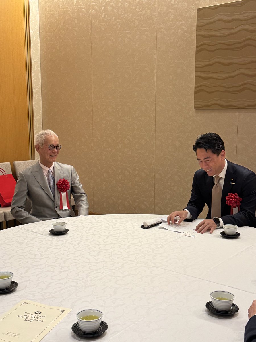 shinjirokoiz's tweet photo. 地元横須賀にある神奈川歯科大学同窓会50周年記念式典@横浜で祝辞を述べる機会を頂きました。控室では鹿島理事長と談笑。いつもあたたかく見守って頂き感謝です。同窓会の皆さん、おめでとうございました！ https://t.co/FFcdQWCCRK