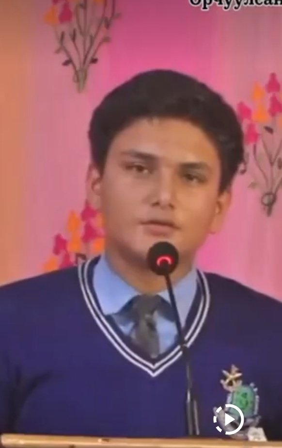 Ичдэггүй лалар
Энэ Непал хүүгийн илтгэлээс хулгайлж бас биеийн хэлэмжийг нь дуурайсан.
Чи хэзээ ч энэ хүү шиг болохгүй
Учир нь
Чи бол Данх, Жонхуугийн боол тэр бол ард түмнийхээ элч
Чи бол нүүрсний хулгайч нарын төлөө уурласан тэр харин ард түмнийхээ төлөө уурласан
Ийм ялгаатай!