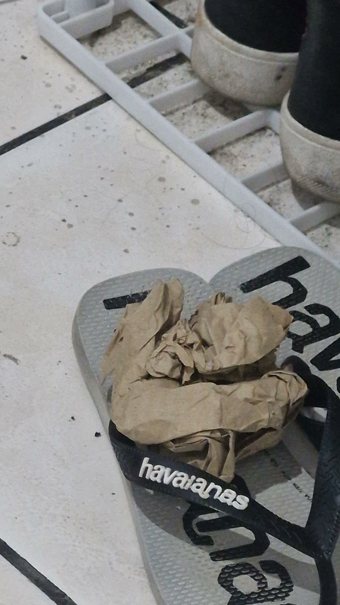 esse papel tá me encarando tão estranho to horrorizada