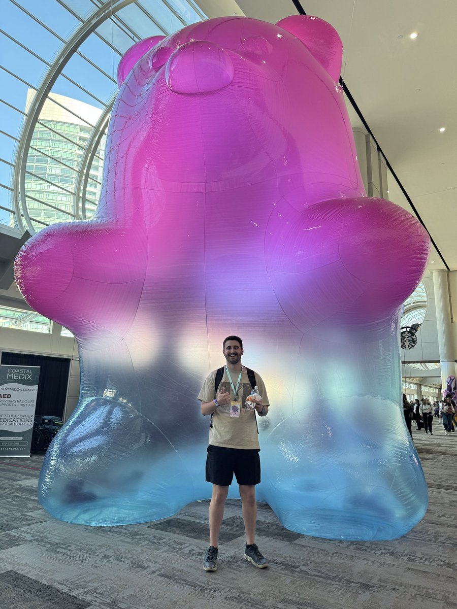 #twitchcon2025 day 1 complete! Arrived late and was on 0 sleep so if I looked dead or wasn’t very talkative I’m sorry 🥲

Day 2 = more energy and more photos 🤣😭