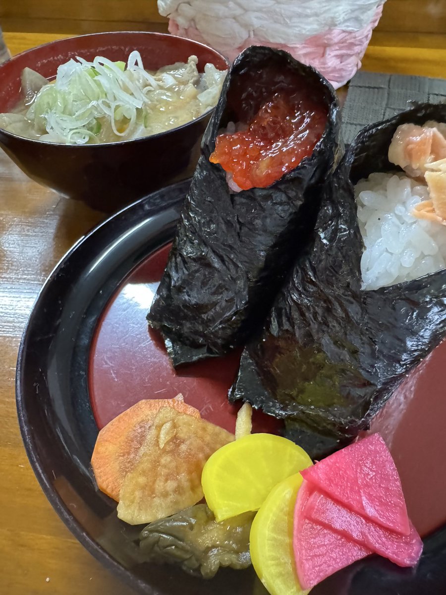 hinoki74's tweet photo. これはもうおにぎりと言うよりご飯を纏った筋子。

#菅原分店765 #鳴子温泉 https://t.co/2HqrVFQkaF