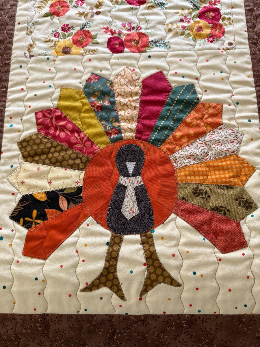 angelhw1956's tweet image. Quilted and Appliqued Let’s Talk Turkey Thanksgiving Table Runner tuppu.net/876b0c24 #Etsy #TeaTimeQuiltsnMore #TableLinens