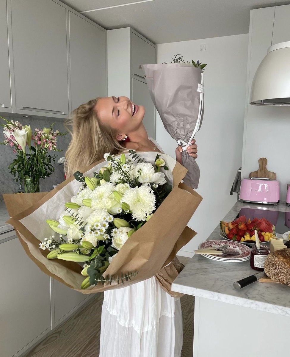 Diorgirlx's tweet photo. flower therapy time https://t.co/9mikWdzfEe