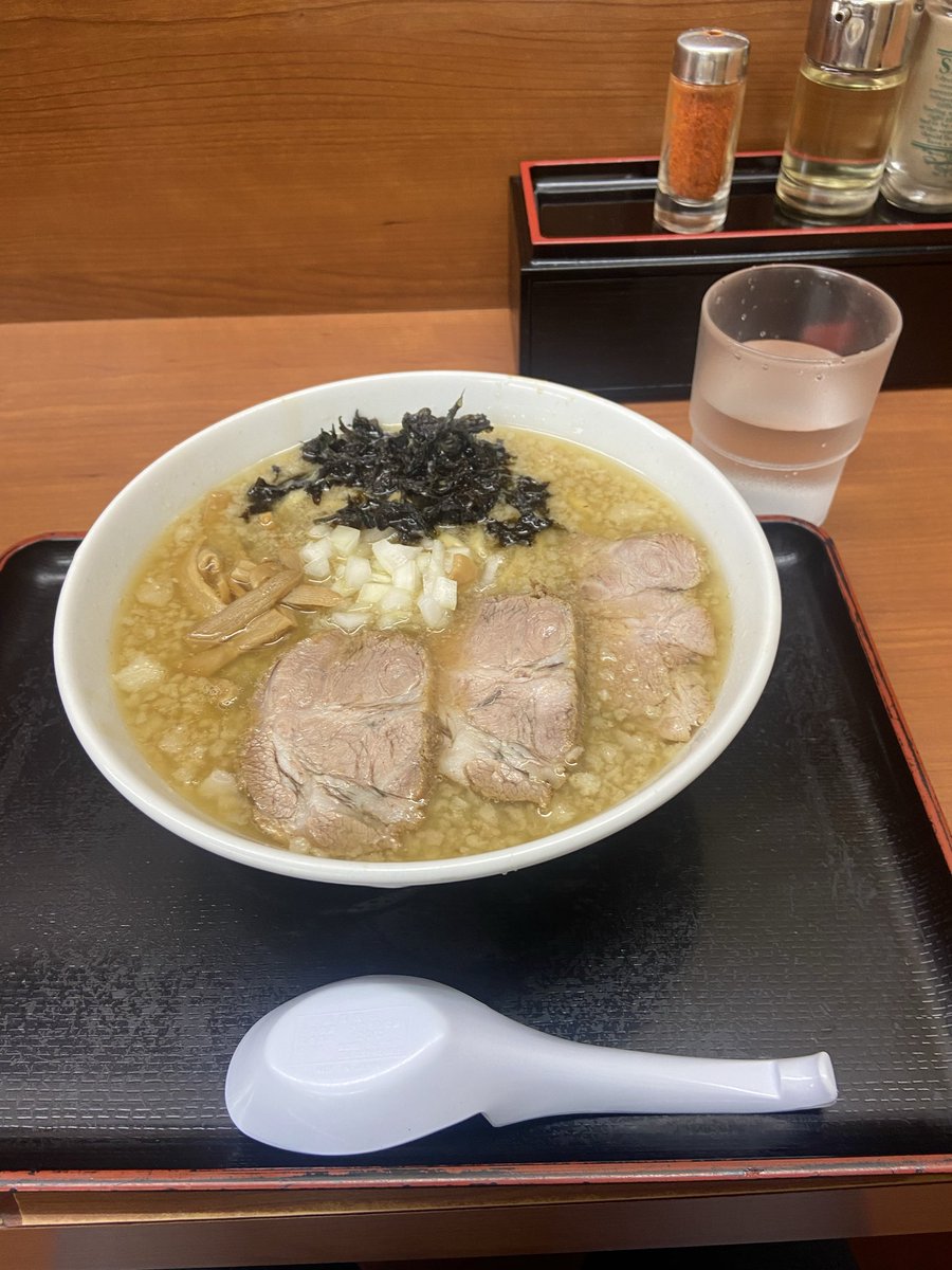 RQLKPtp4s2TTFXC's tweet photo. 相模大野鈴木ラーメン店
背脂煮干しラーメン🍜初食👌 https://t.co/nlCJwNY1ES