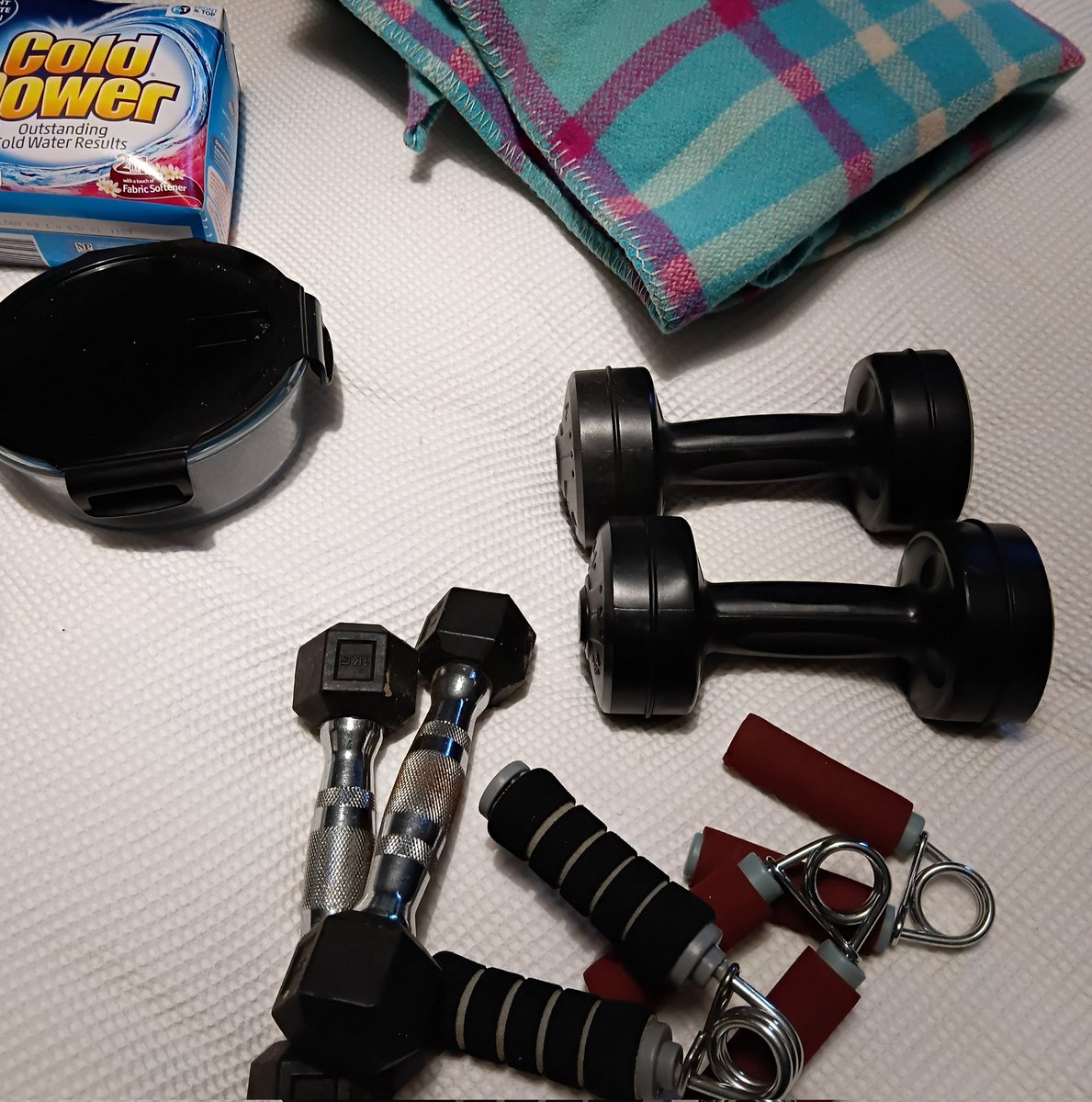 KiwiBiohacker's tweet image. October 18: Items going out the door on Day 18 of the #minimalistgame include a bunch of old weights we don't use any more, and some glassware and jars.
Most of this will go to #charity- it's useful, just not to us.
#declutter #simplify
