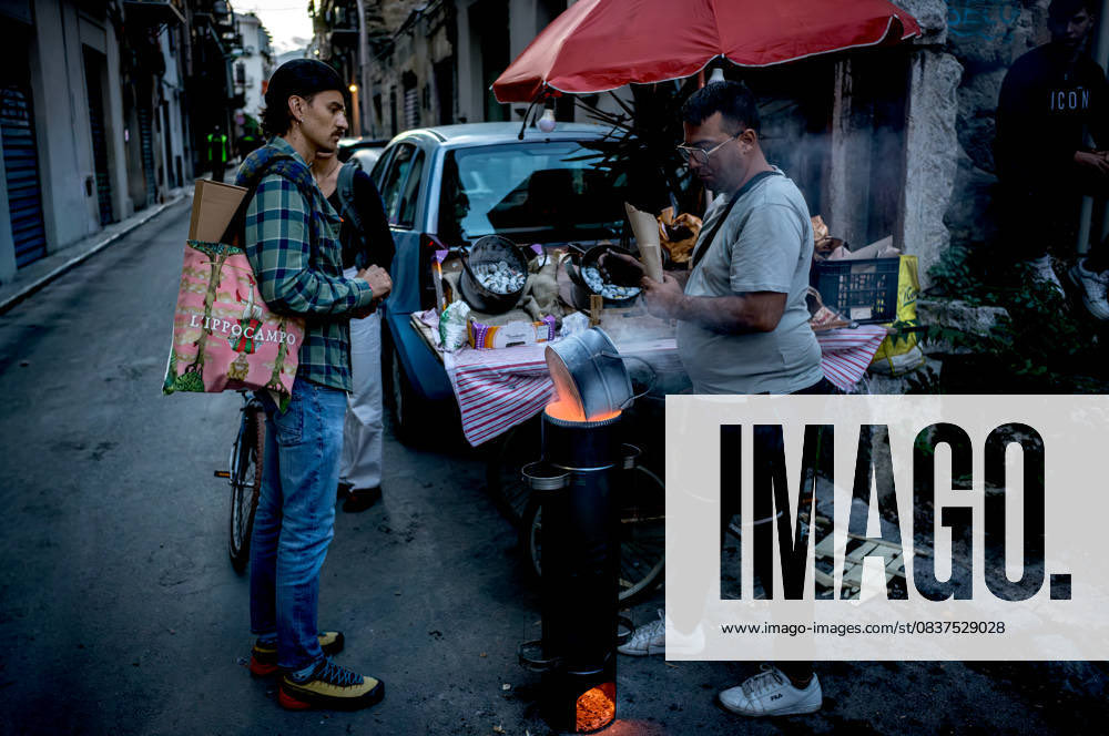 stefanomontesi's tweet photo. PALERMO, ITALY - OCTOBER 17: A roasted chestnuts seller at the Ballaro market in the Albergheria district on October17, 2025 in Palermo, Italy. (Photo by Stefano Montesi)
#leica_photos  #leicaphotography  #Leicam11p  #IMAGO #Palermo #sicily #Albergheria   #Ballaro #Chestnuts https://t.co/mbp1vI1hLJ