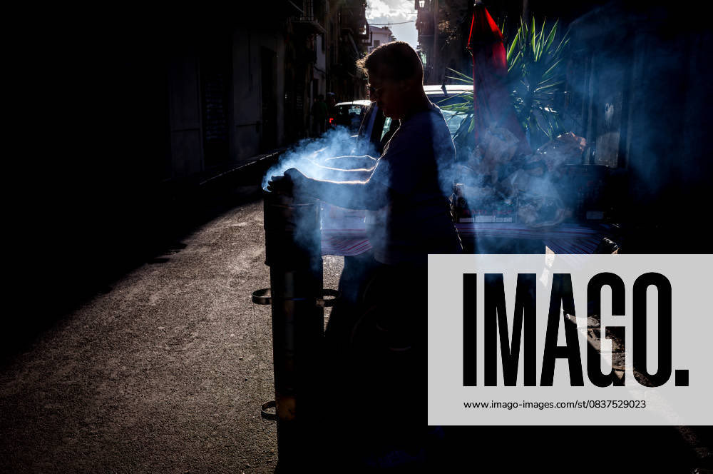stefanomontesi's tweet photo. PALERMO, ITALY - OCTOBER 17: A roasted chestnuts seller at the Ballaro market in the Albergheria district on October17, 2025 in Palermo, Italy. (Photo by Stefano Montesi)
#leica_photos  #leicaphotography  #Leicam11p  #IMAGO #Palermo #sicily #Albergheria   #Ballaro #Chestnuts https://t.co/mbp1vI1hLJ
