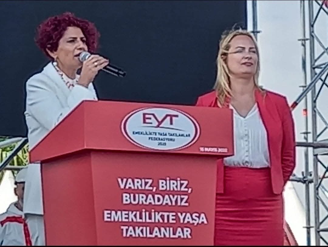 Gönül Boran Özüpak: 

#HalkAçSizTok

Yoksulluk büyürken bir avuç zengin daha da semiriyor. Halkın alın teriyle kurulan sofralarda iktidar ve yandaşlarının şatafatı bitmek bilmiyor.

Bu düzenin adaleti kime var, kime yok artık herkes biliyor!

Derdimiz Geçim Gelsin Seçim