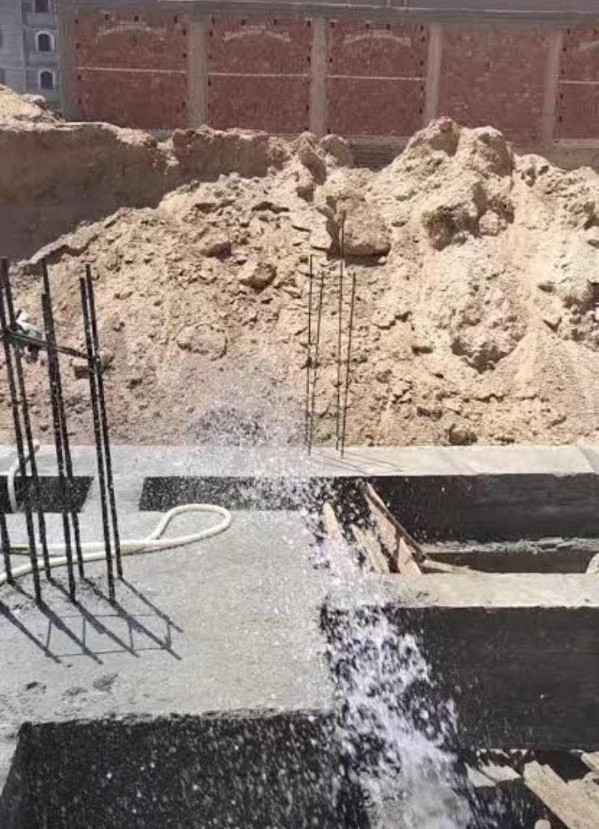 alrajhi_STR's tweet photo. مواصفات ماء المعالجة للخرسانة 💧
يجب أن يكون نقيًّا، pH بين 6–8، منخفض الأملاح، وخاليًا من الشوائب والمواد العضوية.
✅ مياه الشرب هي الأنسب، ومياه الآبار أو الأنهار ممكنة بعد الفحص.
🚫 يمنع استخدام مياه البحر أو الملوثة.
اختبار الماء = خرسانة أقوى ومتانة أطول. 🧱 https://t.co/nR5llqud8D