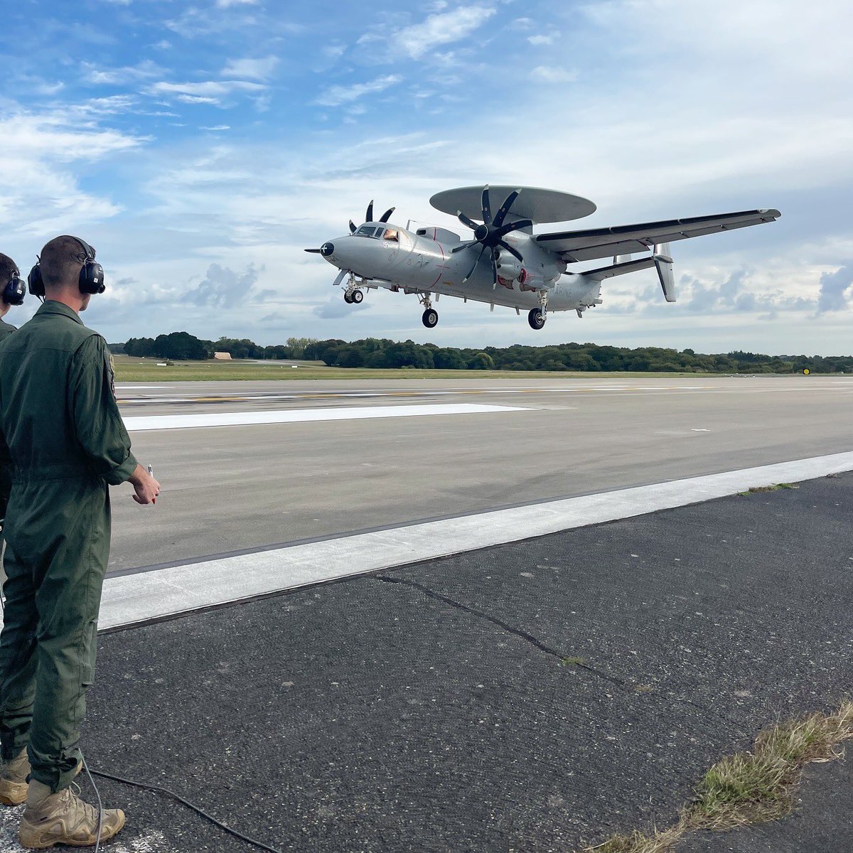 Entraînement à la base aéronavale de #LannBihoué : En prévision du déploiement du groupe aérien embarqué du porte-avions Charles de Gaulle, des séances d’appontages simulés auront lieu du 27 au 31 octobre.

✈️ Rafale Marine et E-2C Hawkeye participeront à ces exercices