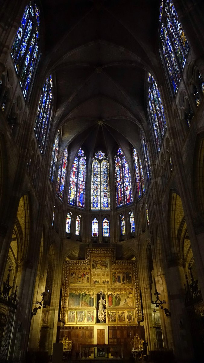 Altar mayor de la Catedral de León, rodeado por las vidrieras del ábside.