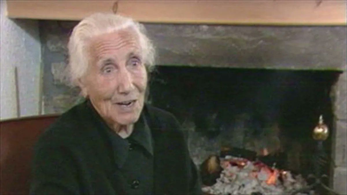 Koldo Artola atzo joan zitzaigun.
Nafarroako Erronkari eta
inguruetan lan asko egin zuen bertako euskalkiak ikertzen eta dokumentatzen. Grabaketak egiten zituen etxez etxe eta ahoz aho.
Fidela Bernati ere egin zizkion, euskaraz bertako euskalkian egiten zuen azken ahotsari.  🌿