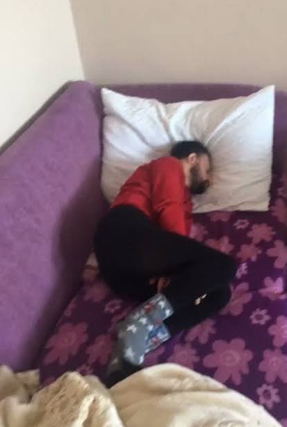 kahvaltıya uyanmıyoruz diye annem üstümdeki yorganı çektikten sonra