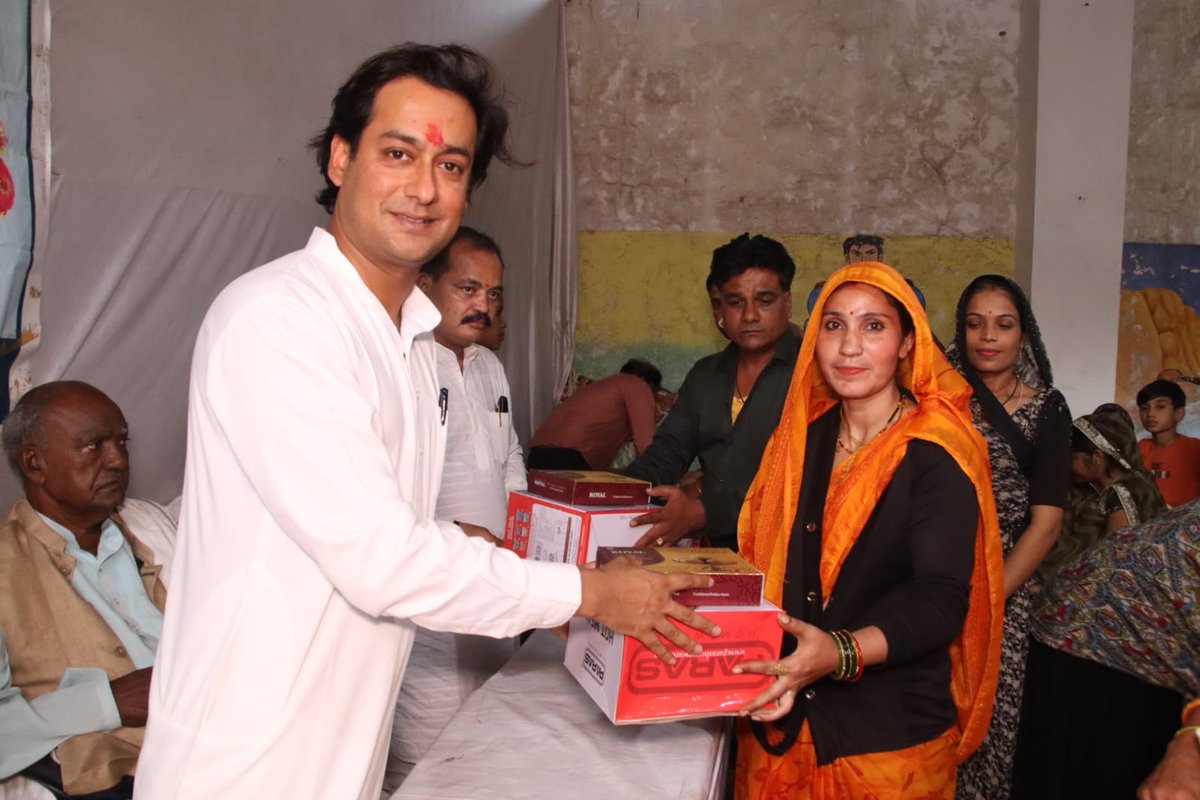 JVSinghINC's tweet photo. कल राघौगढ़ में प्रगति मानव सेवा संस्था के द्वारा आयोजित महिला संवाद कार्यक्रम में शामिल हुआ। प्रगति के द्वारा सन 1999 से हम राघौगढ़ में महिला सशक्तिकरण के लिए काम कर रहे है। वर्तमान में हमारे केंद्र पर २० महिलायें बैग बना कर amazon को सप्लाई कर रहीं है जिसके द्वारा उनको प्रतिमाह ५,००० से १०,००० रुपए की आमदनी हो रही है। कल की बैठक में हमने अगले ६ महीने में १०० अतिरिक्त महिलाओं को रोजगार देने का लक्ष्य रखा है। 
@digvijaya_28 
#WomenEmpowerment #mahilashakti #nyay