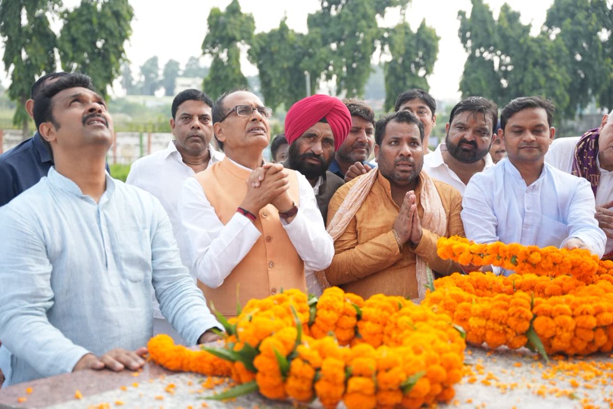 पूजे न शहीद गए तो फिर, यह पंथ कौन अपनाएगा।
तोपों के मुँह से कौन अकड़ अपनी छातियाँ अड़ाएगा।
चूमेगा फन्दे कौन, गोलियाँ कौन वक्ष पर खाएगा।
अपने हाथों अपने मस्तक फिर आगे कौन बढ़ाएगा।

आज उत्तरप्रदेश के चौरी-चौरा स्थित शहीद स्मारक पर अमर बलिदानियों को श्रद्धासुमन अर्पित किये।