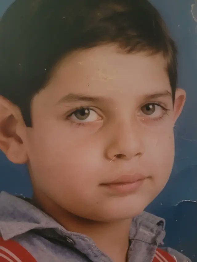 Na današnji dan, 1997. godine, od strane dva maloletnika , pripadnika skinhedsa, ubijen je dečak romske nacionalnosti Dušan Jovanović ( 13 ). Šutirali su ga u glavu dok je ležao..Osuđeni  su na 10 godina,a kasnije im je umanjena kazna na 6 godina 😡