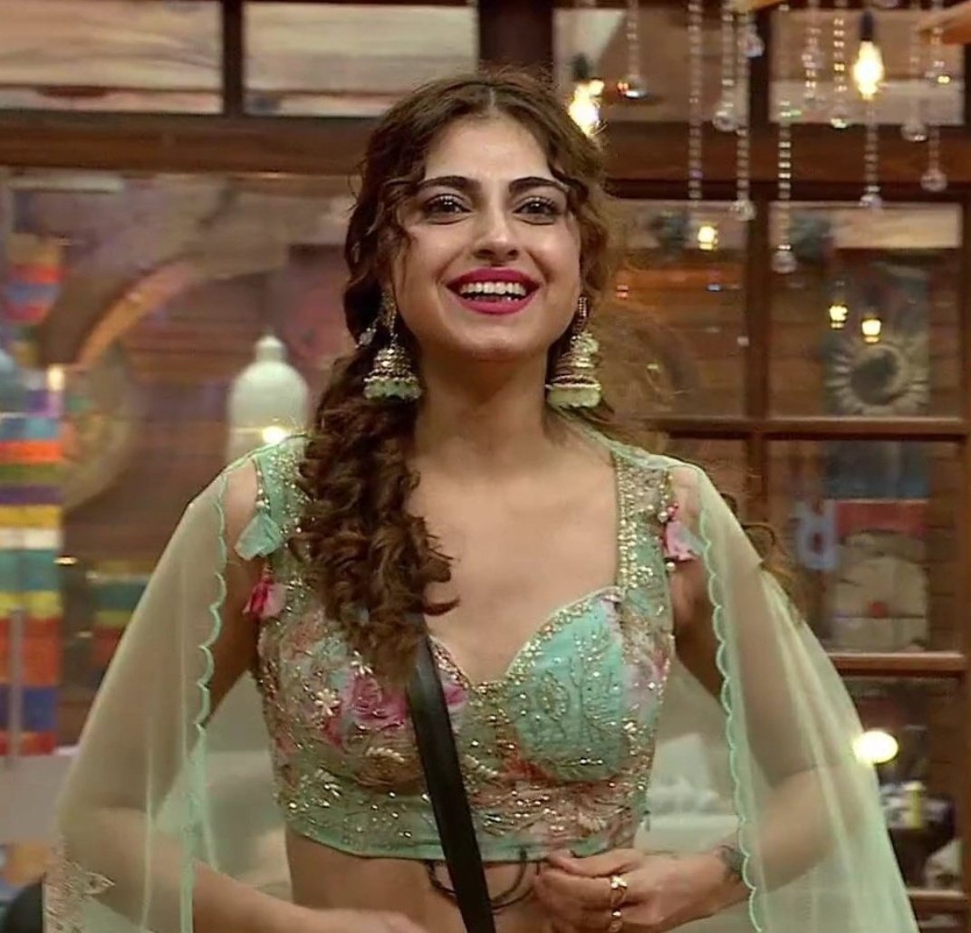 filmymantra's tweet photo. Whom do you guys support ? 
Like - #FarrhanaBhatt 
RT- #MaltiChahar 

#bb19 #biggboss #biggboss19 #filmymantra https://t.co/EGlC7rnXew