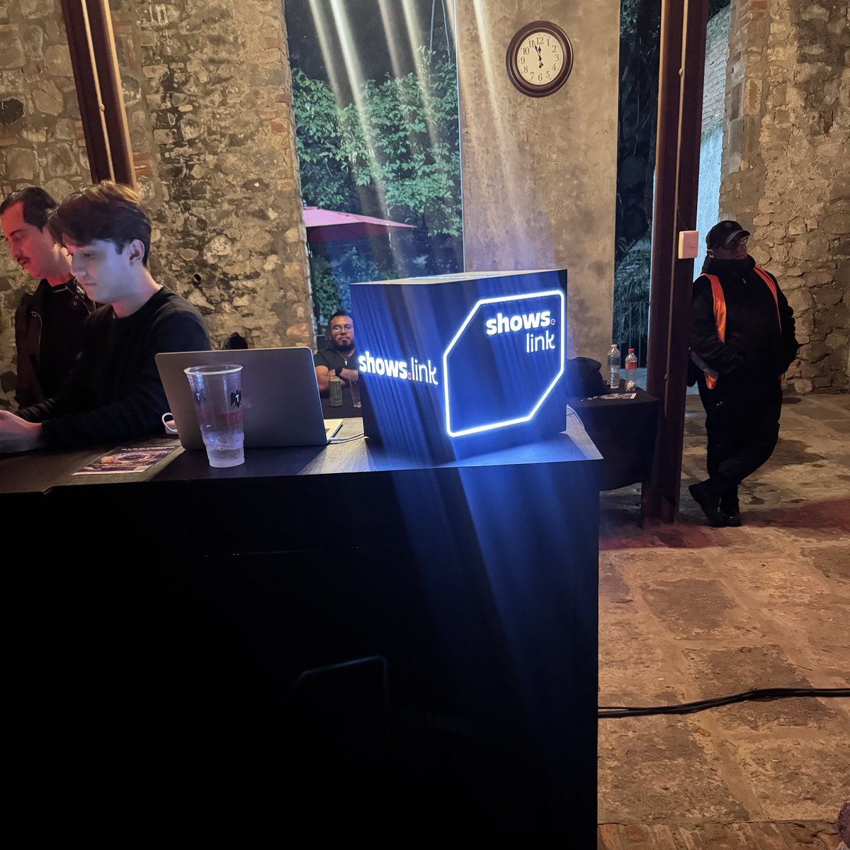 hoy tocó de nuevo fin de semana usando el sistema de cashless y accesos 🔥🔥🔥 

pero ahora nos dimos una vuelta en el evento para estar monitoreando su uso y ver nuevas mejoras para implementar 

1,000 personas