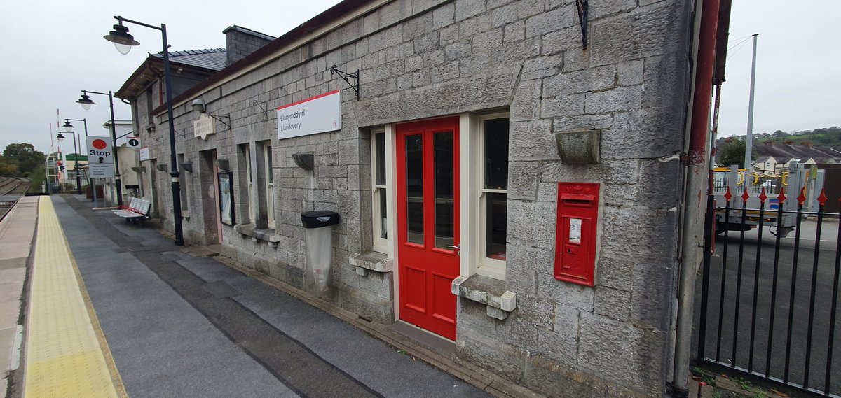 While away this week, saw this VR postbox on Llandovery train station, Wales, #postboxsaturday