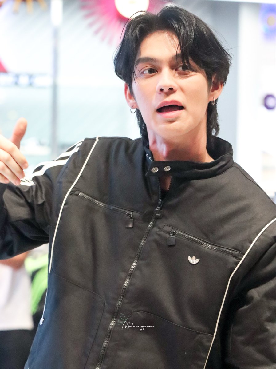 น้องไบร์ทเดินมาบอก “รอแปปนึงน้า เดี๋ยวมา”
น่ารักมากกกกกก ให้รอ3ปีก็รอไหวค้าบลูก🥹

BRIGHT With adidas Style 
#adidasxBRIGHT #bbrightvc
#adidasOriginals <a href="/bbrightvc/">bright</a>