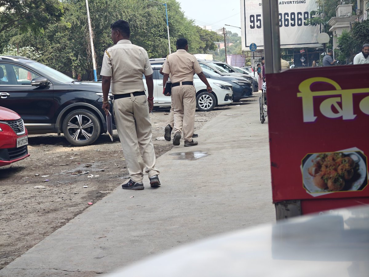 kapilmorolia's tweet photo. @PuneCityTraffic @punekarnews @JDhankikar @NIBMFORUM @PMCPune 
These people are asking for money in the name of Police https://t.co/Z3Sh6U1aOI