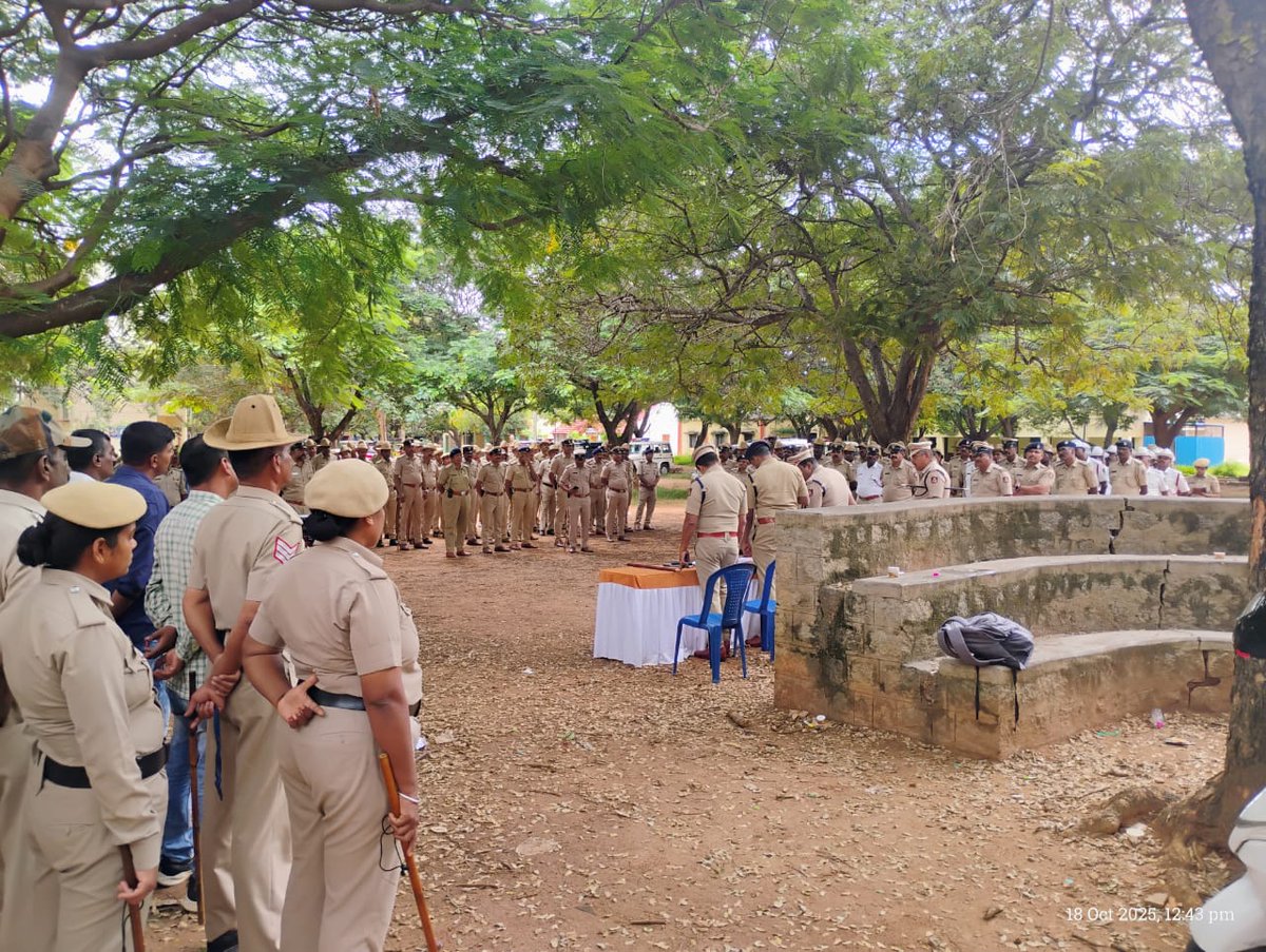 SPTumkur's tweet photo. ಇಂದು ತುಮಕೂರು ನಗರದಲ್ಲಿ ರಾಷ್ಟ್ರೀಯ ಸ್ವಯಂ ಸೇವಕ ಸಂಘ(RSS) ವತಿಯಿಂದ ವಿಜಯದಶಮಿ ಪಥ ಸಂಚಲನ ಕಾರ್ಯಕ್ರಮದ ಬಂದೋಬಸ್ತ್ ನ ಅಂಗವಾಗಿ ಪೊಲೀಸ್  ಅಧಿಕಾರಿ ಮತ್ತು ಸಿಬ್ಬಂದಿಗಳಿಗೆ ಬ್ರೀಫಿಂಗ್ ನಡೆಸಿ ಸೂಕ್ತ ಸಲಹೆ ಮತ್ತು ಸೂಚನೆಗಳನ್ನು ನೀಡಲಾಯಿತು. 
#TumakuruDistrictPolice
#RSSRouteMarch
#BBRollCall
@venkatashok https://t.co/1re9UPnlBl