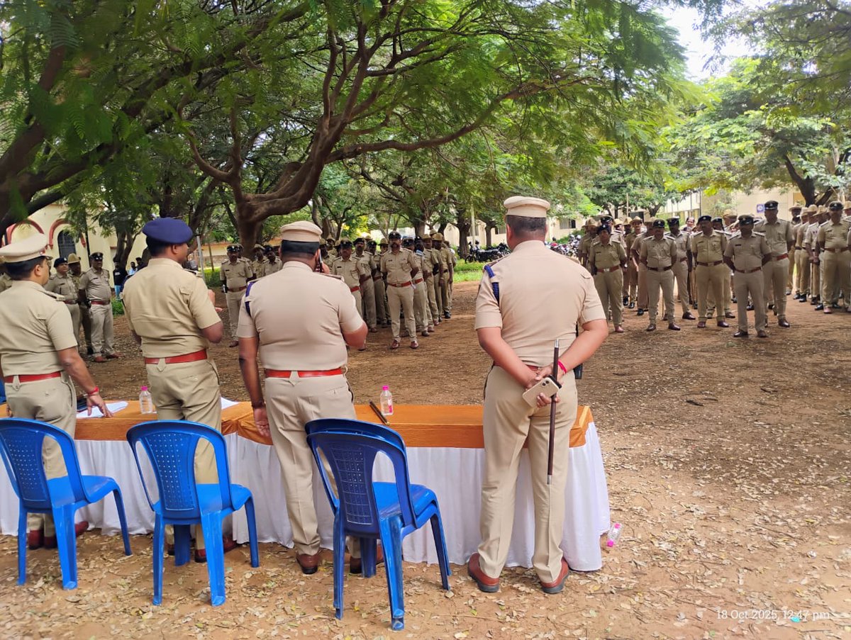 SPTumkur's tweet photo. ಇಂದು ತುಮಕೂರು ನಗರದಲ್ಲಿ ರಾಷ್ಟ್ರೀಯ ಸ್ವಯಂ ಸೇವಕ ಸಂಘ(RSS) ವತಿಯಿಂದ ವಿಜಯದಶಮಿ ಪಥ ಸಂಚಲನ ಕಾರ್ಯಕ್ರಮದ ಬಂದೋಬಸ್ತ್ ನ ಅಂಗವಾಗಿ ಪೊಲೀಸ್  ಅಧಿಕಾರಿ ಮತ್ತು ಸಿಬ್ಬಂದಿಗಳಿಗೆ ಬ್ರೀಫಿಂಗ್ ನಡೆಸಿ ಸೂಕ್ತ ಸಲಹೆ ಮತ್ತು ಸೂಚನೆಗಳನ್ನು ನೀಡಲಾಯಿತು. 
#TumakuruDistrictPolice
#RSSRouteMarch
#BBRollCall
@venkatashok https://t.co/1re9UPnlBl
