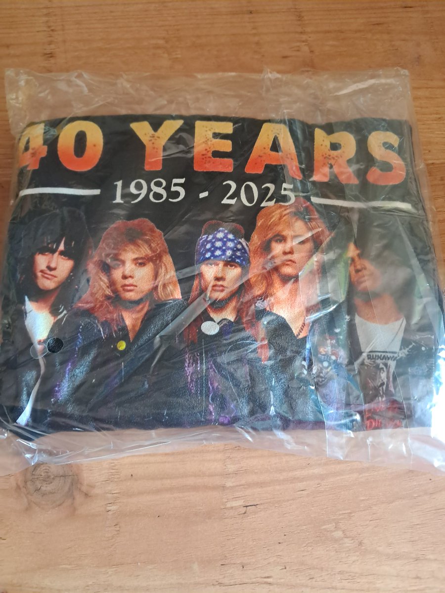 40th Anniversary of Guns N' Roses!!!🥳🥳😊
I just had to buy this unique blouse🫠
I'm so happy that I went to my first Guns N' Roses concert in 2025 😊
It's amazing to me that the band I've loved for 30 years exists and is celebrating its beautiful 40th anniversary this year 🥳🥳