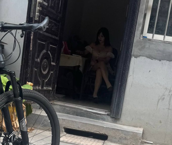 #济南  
历城区朝山街王舍人镇中心小学北侧十字路口周边，4~5个人拉客，150-200
#站街 #扫街