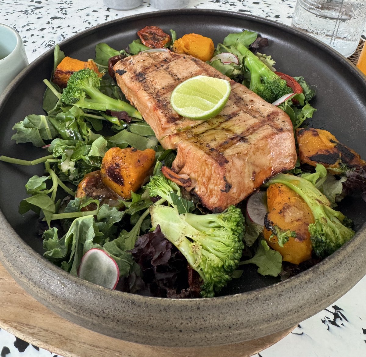 Back in Bali since about a week now 🏝️ It’s still crazy that I had this dish (Tuna steak) freshly made and delivered for €4,60 ($5.36). For this amount of money you get a glass of tea in The Netherlands at the moment. Here, I order 2-3 times a day, which overall is maybe a bit