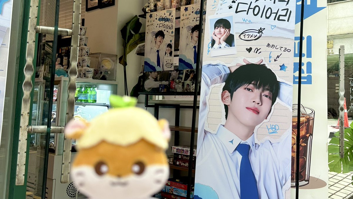 dailymyang's tweet photo. 아오시 생일축하해여><
팬들 주려고 포토이즘 찍어오는 사랑둥이🥺🥹
열심히 준비한 몽이도 수고했셔🫳🏻

#내다꾸템은아오시 
#合言葉は_Aoshiteru1009 https://t.co/1wpMp4dxnH
