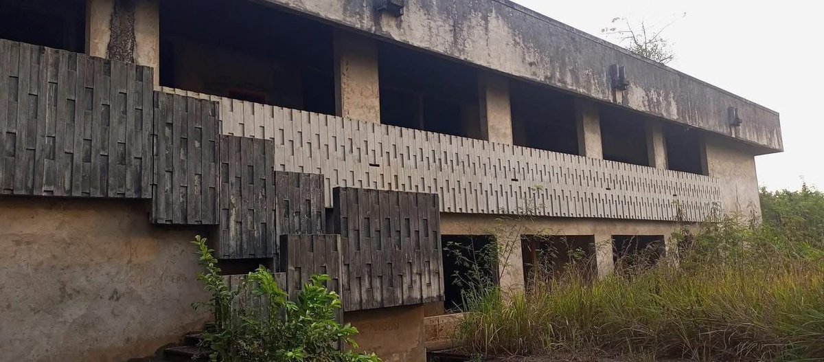 glodymongba1's tweet photo. L’Université de Libenge, bâtie à l’époque du Président Mobutu, est aujourd’hui oubliée alors que ses bâtiments tiennent encore.
Sa réhabilitation freinerait l’exode rural et redonnerait espoir à la jeunesse du Sud-Ubangi.
Nos élus doivent agir maintenant. 🇨🇩 https://t.co/xOkfVJdiCg