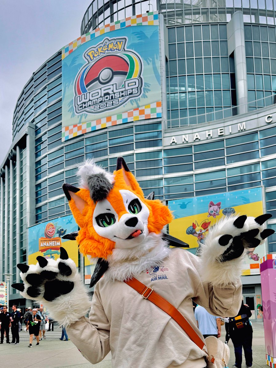 I was so lucky to be @ Pokémon Worlds this year!

Literally dreamed of being at this event since I was a kid. The fact I could dress up and be a Pokémon DURING WORLDS with FRIENDS meant sooo much!!!