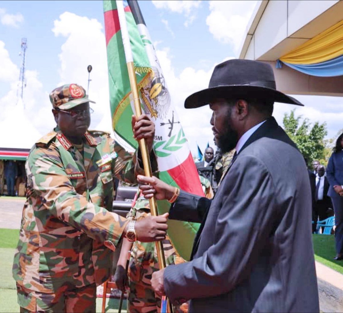 SouthSudanGov's tweet image. President #Kiir also directed the new #SSPDF leadership to prioritize the welfare of soldiers, to serve the country with integrity and loyalty, and to work together to safeguard peace, security, and national harmony. #SouthSudan