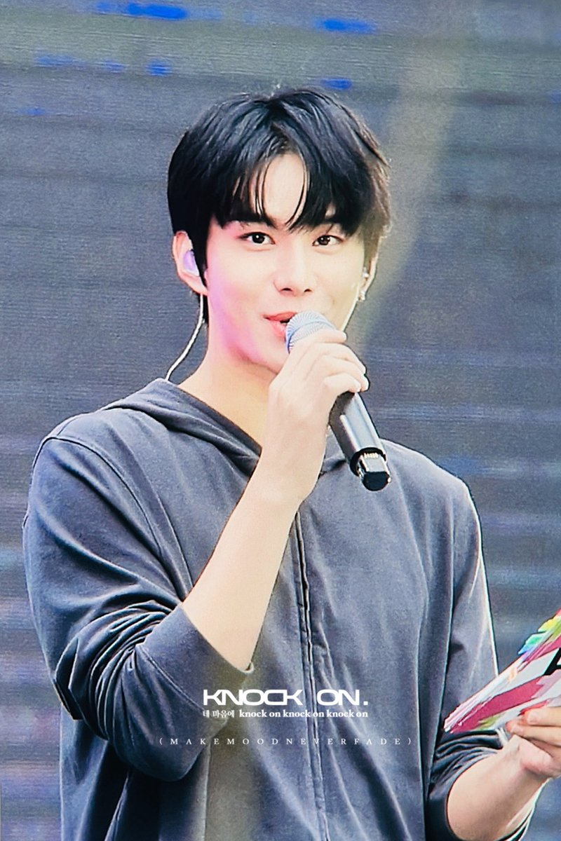 KNOCKONon's tweet photo. 251018 VLF MC🐶

#정우 #JUNGWOO  #NCT127 #NCT https://t.co/WswyyVoOco