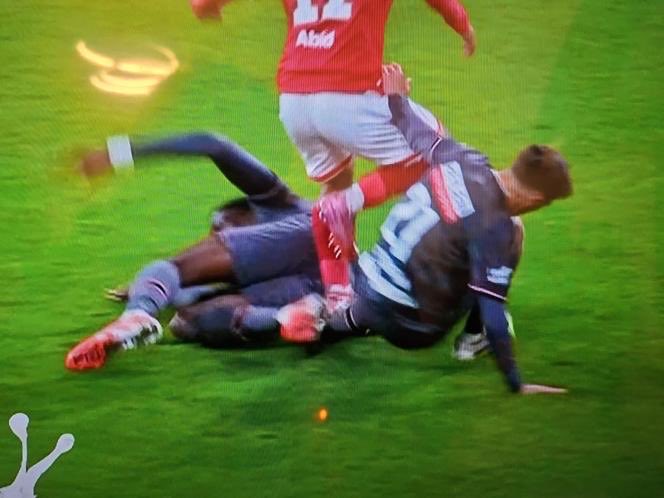 standard_bel's tweet image. Bienvenu en JPL ✨

Ces 2 phases se passent dans le même match. 

La première phase, une jaune est donnée au joueur du Standard et la var fait son travail : carte rouge. 

La deuxième, une jaune est donné au joueur Standard !!! La Var n’intervient pas. ✨