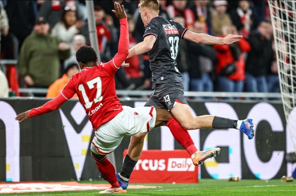 standard_bel's tweet image. Bienvenu en JPL ✨

Ces 2 phases se passent dans le même match. 

La première phase, une jaune est donnée au joueur du Standard et la var fait son travail : carte rouge. 

La deuxième, une jaune est donné au joueur Standard !!! La Var n’intervient pas. ✨